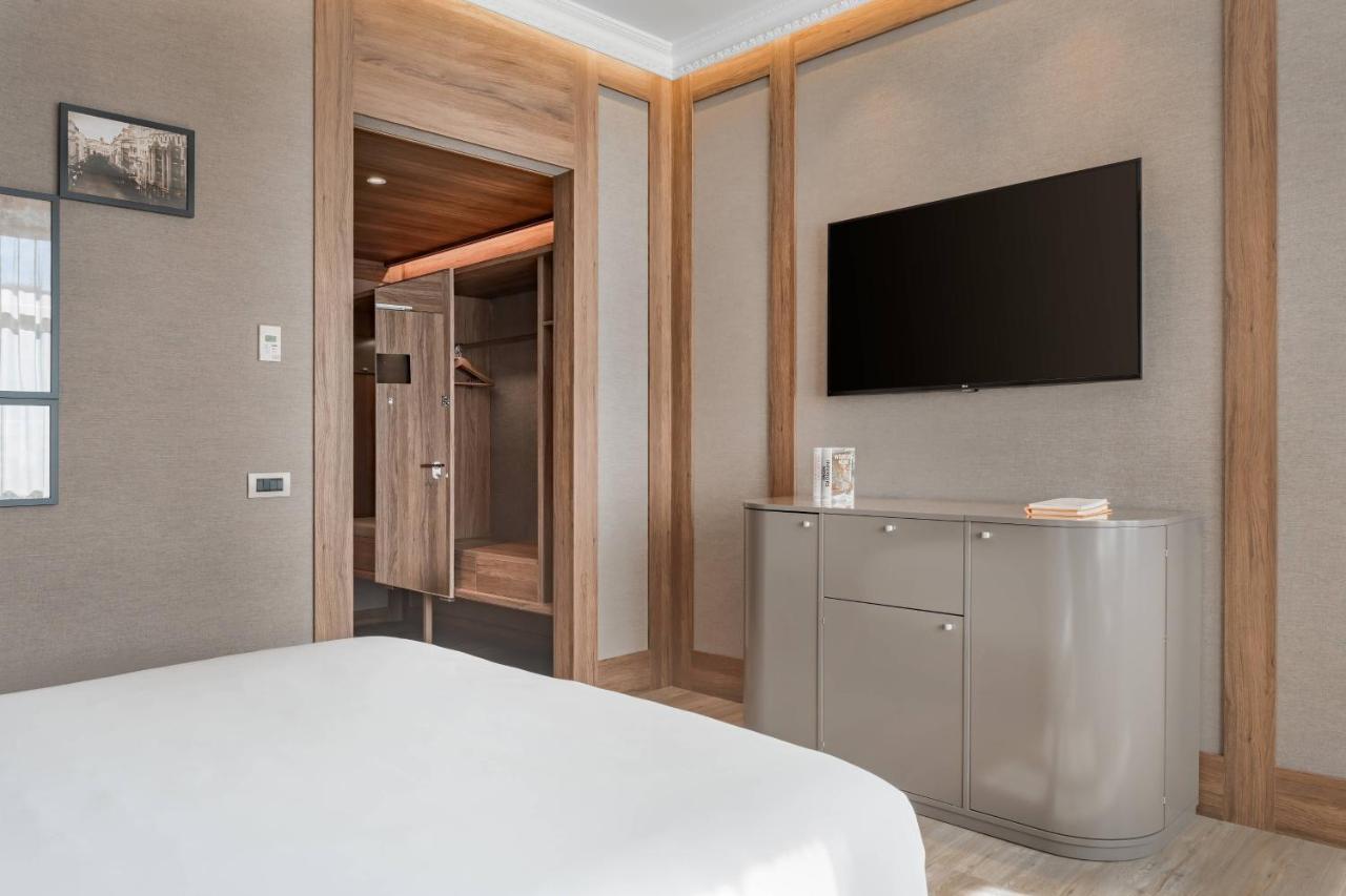 Quarto com Cama King-size e Vista da Cidade