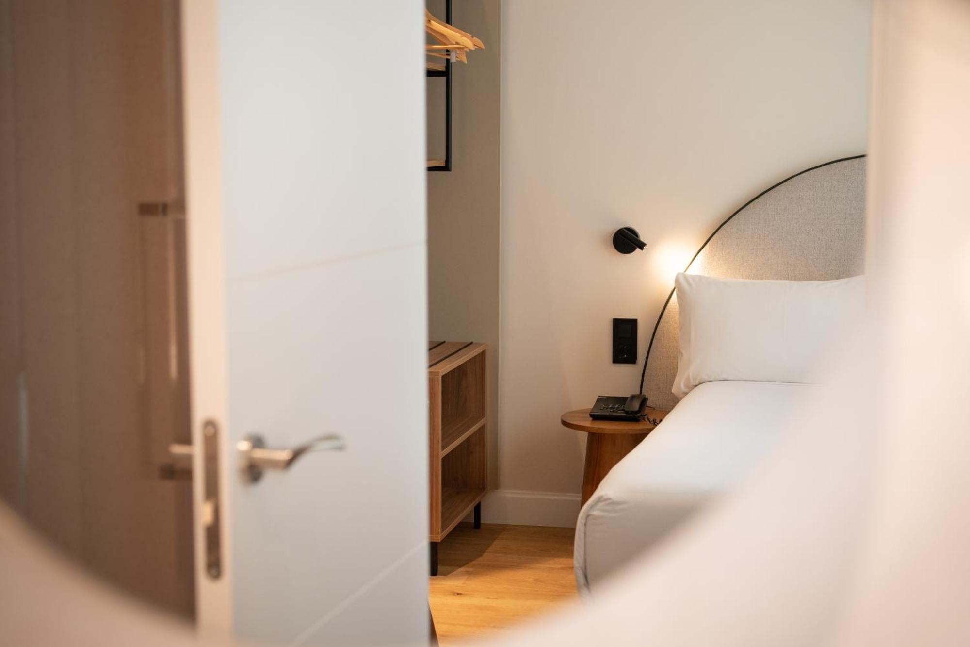 Single Room,1765800289:JPEG